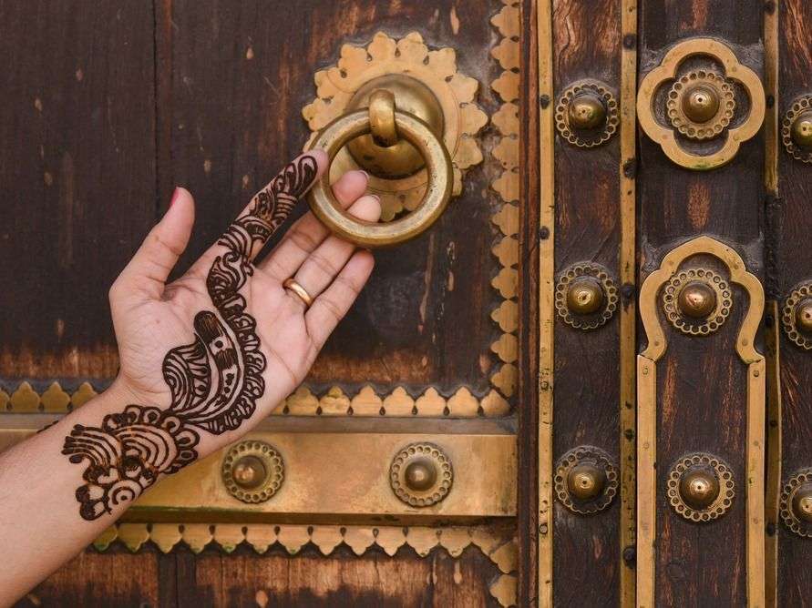 4 خلطات طبيعية رائعة للحناء العربية